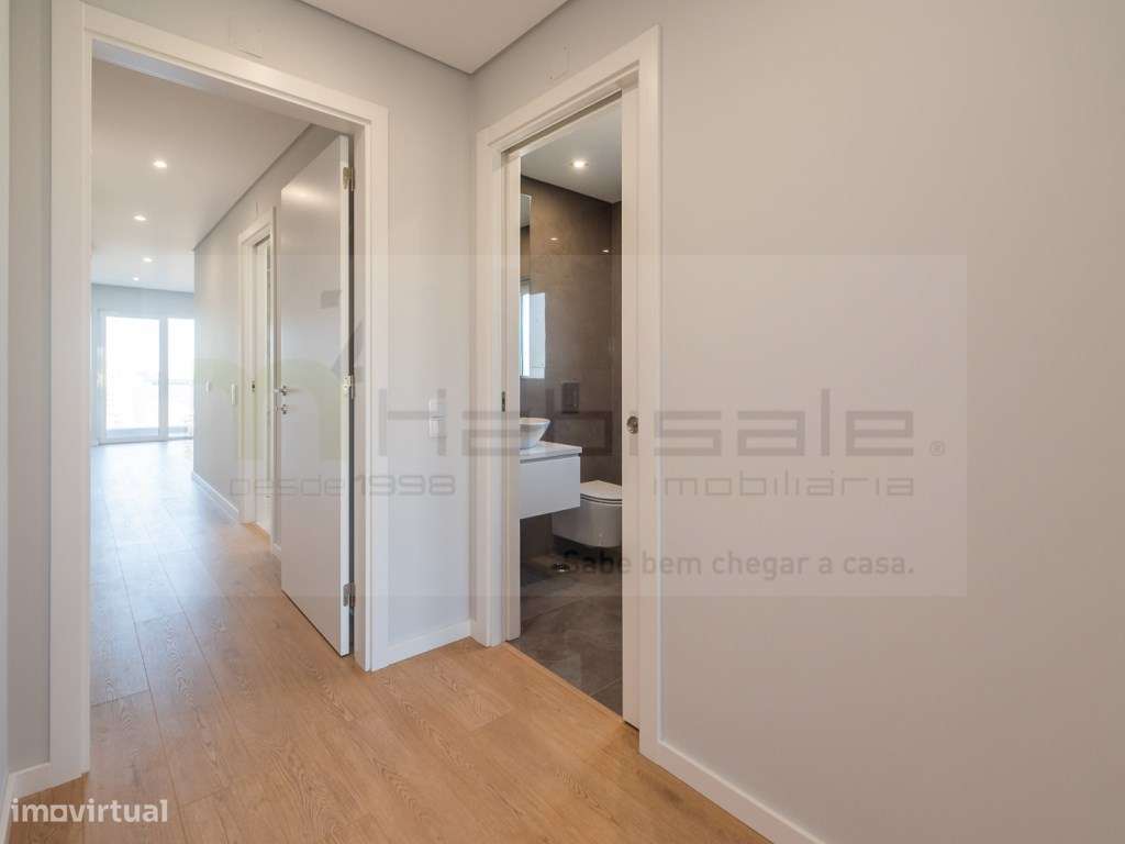 T3 Excelentes Acabamentos com Box Perto da Praia de Carcavelos-17