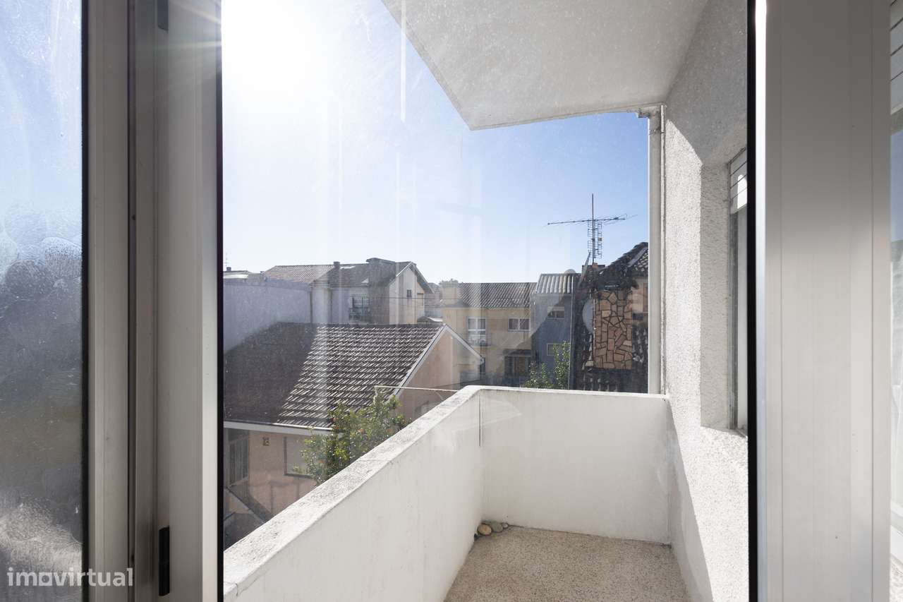 T2 com varanda, garagem e localização central-3