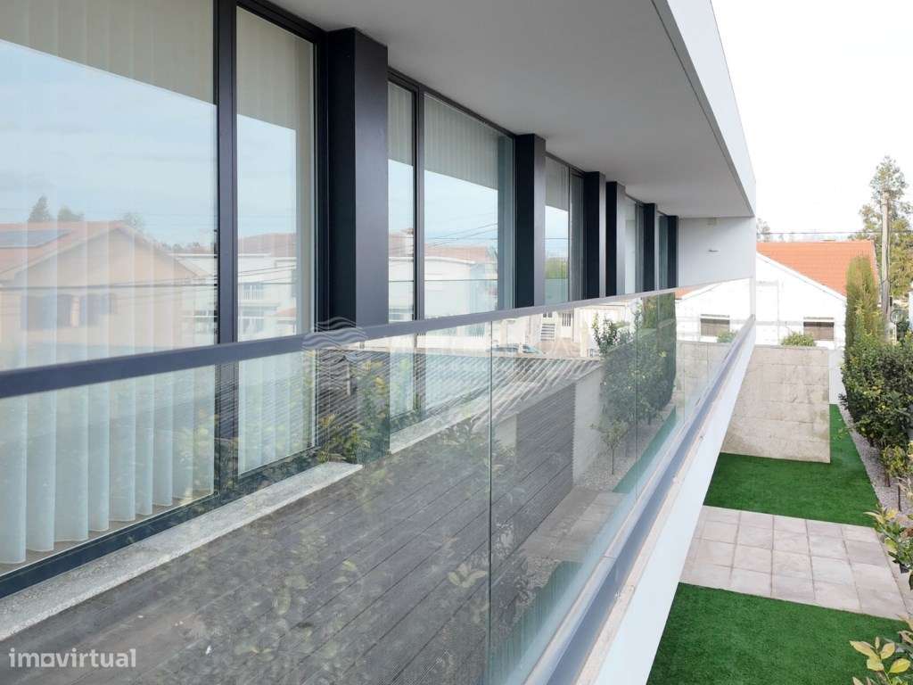 Luxuosa Moradia com 548 m2 - Premium com Piscina - 25 minutos do PORTO-42