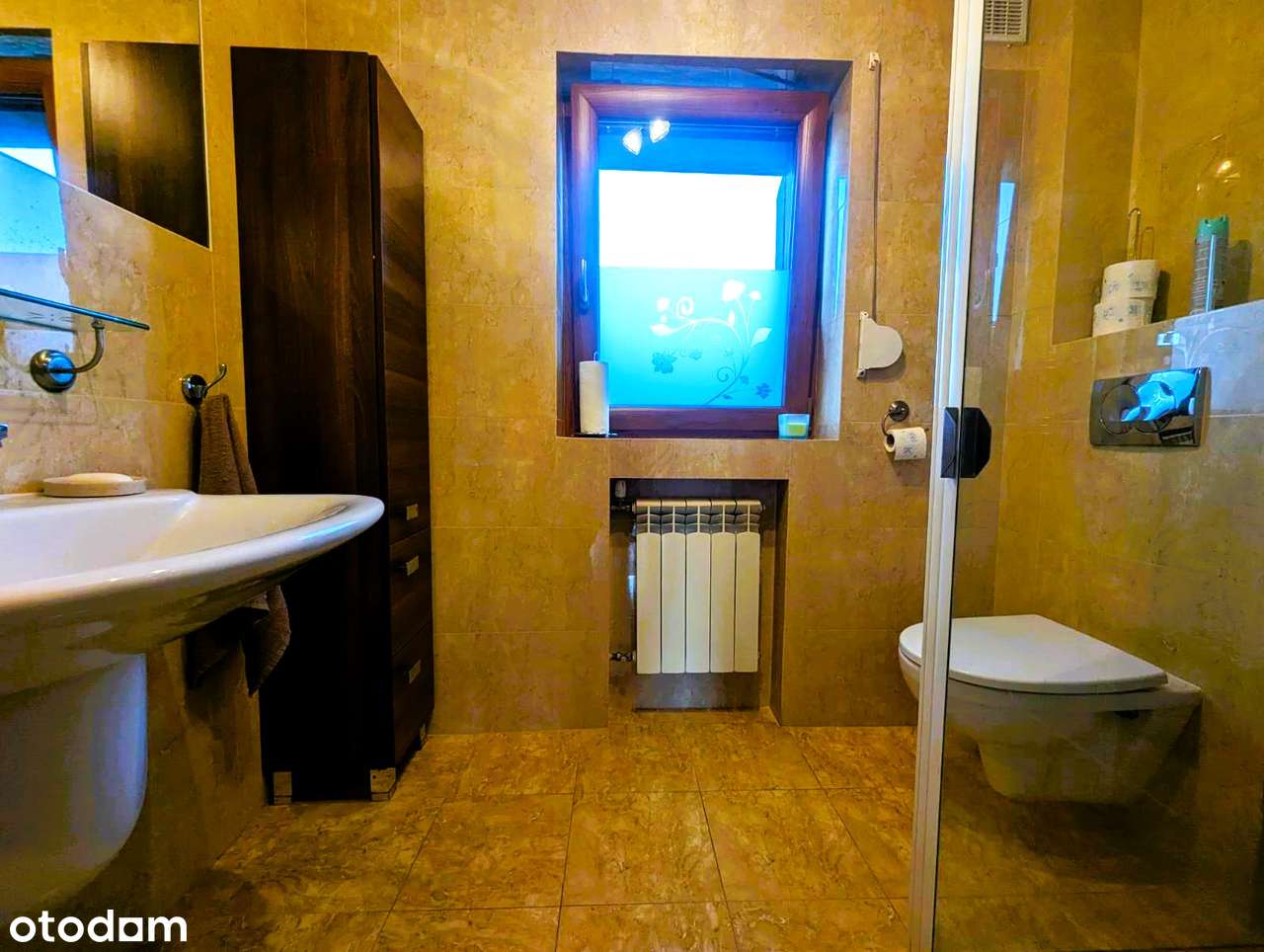 Nowoczesny dom z basenem i garażem w spokojnej okolicy-11