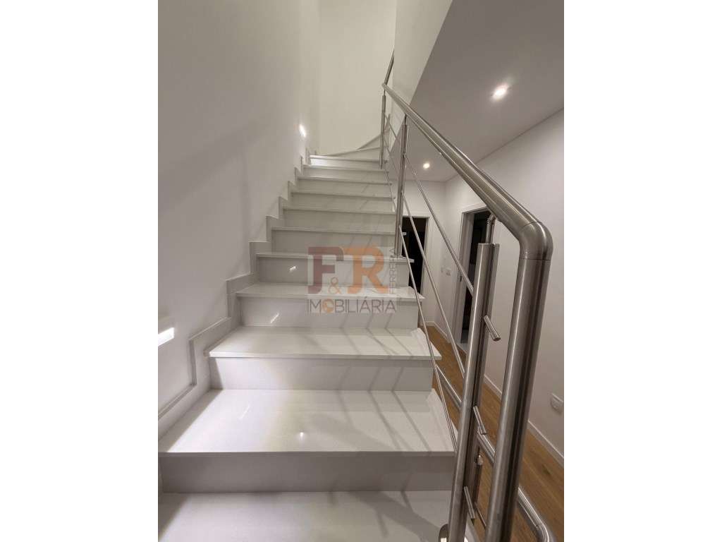 Moradia Geminada Gaveto T3 com Garagem Quinta do Conde-44