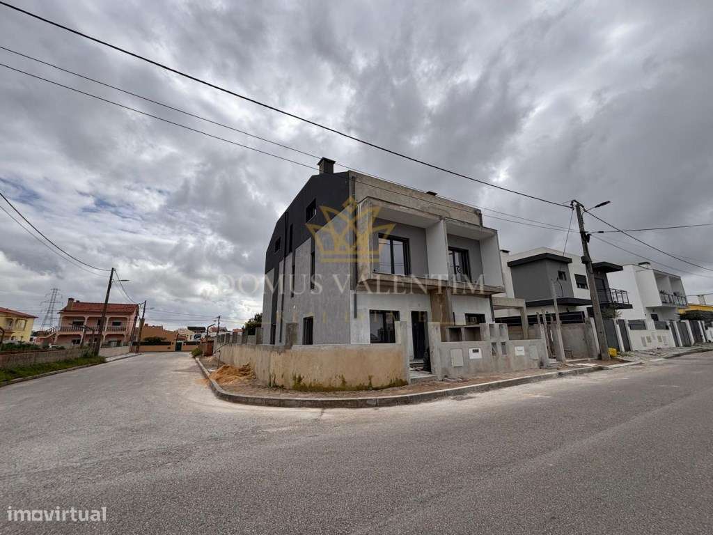 MORADIA GEMINADA -TRIPLEX T4 COM 3 WC
FERNÃO FERRO-0