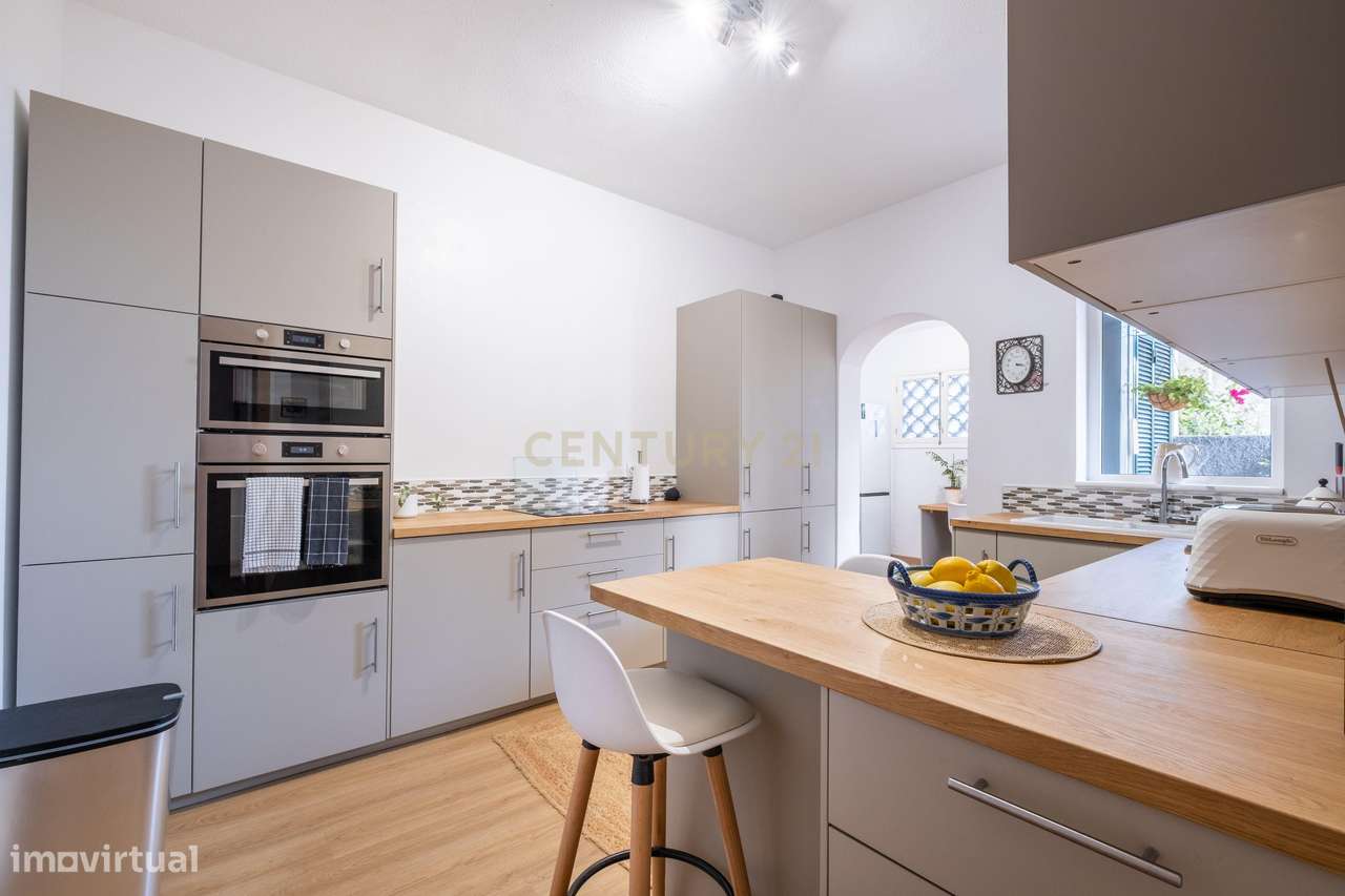 Moradia T2 Remodelada em Câmara de Lobos com Vista para o Pôr do Sol-27