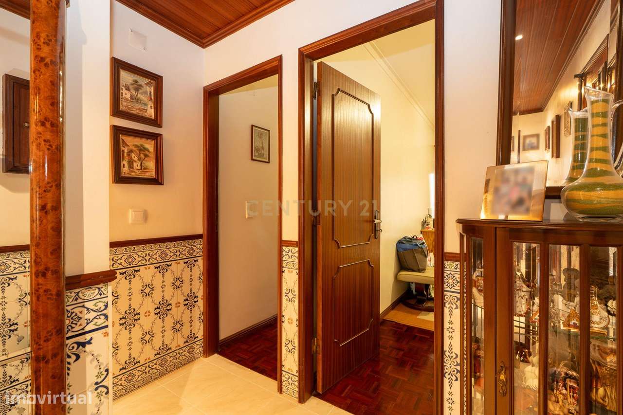 Apartamento de tipologia T2, com box e varandas, localizado em Rio de-17