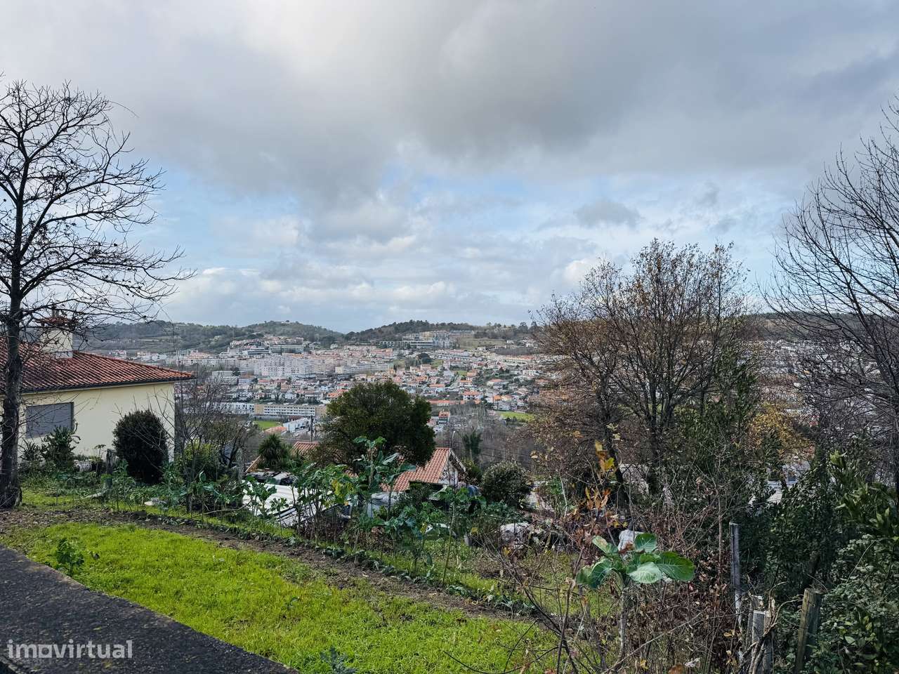 Terreno com estrutura em Braga para moradia de Gaveto-6