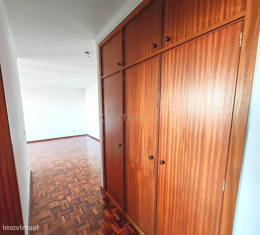 Apartamento T3 renovado recentemente com vista de Rio e Lisboa nos Oli-26