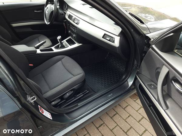 BMW Seria 3 318i Touring - 21