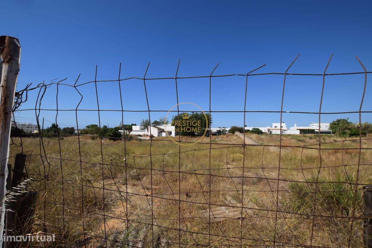 Terreno para construção de 150 apartamentos T2 e T4  em Olhão com a ár-9