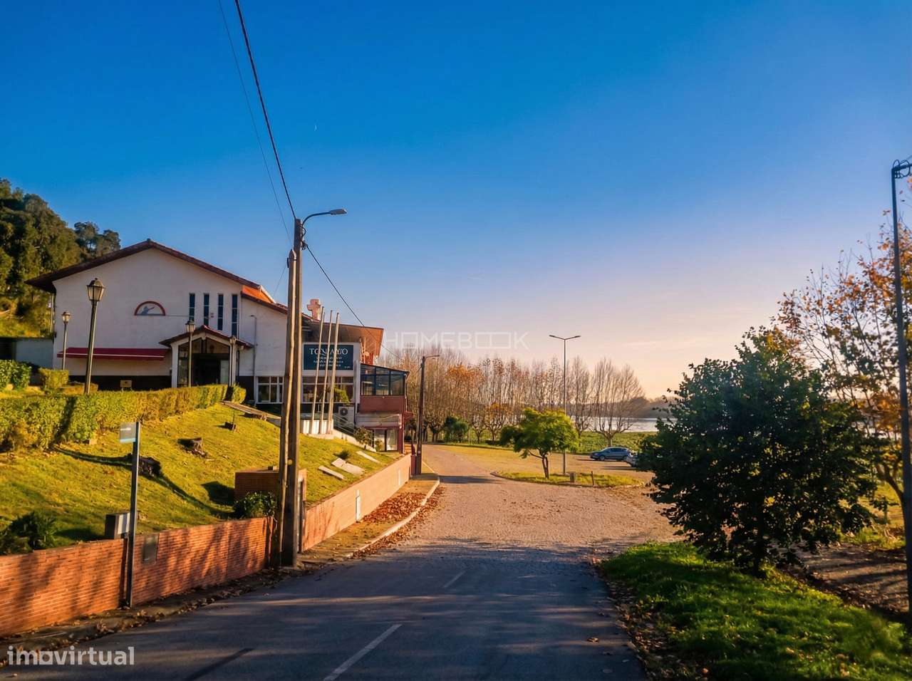 Edifício Comercial na Pateira: 1.294 m² com Vistas Únicas e Potencial - Grande imagem: 2/15