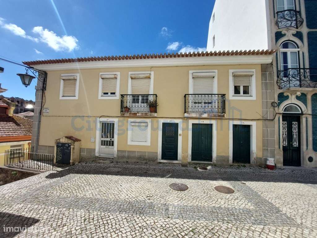 Prédio devoluto para reabilitação - junto à icónica Praça da Fruta ...-4