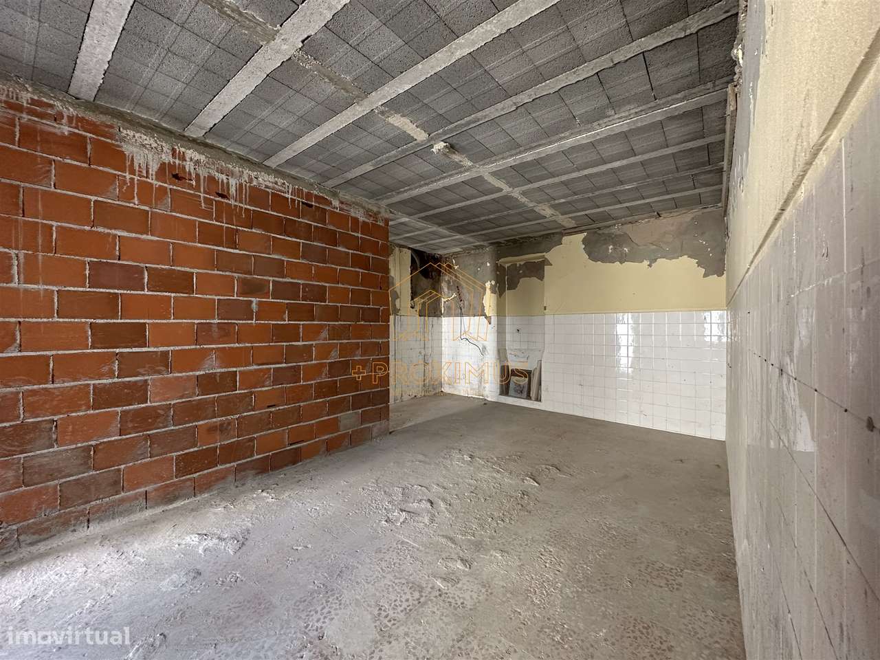 Moradia p/ restaurar c/ vista mar-14