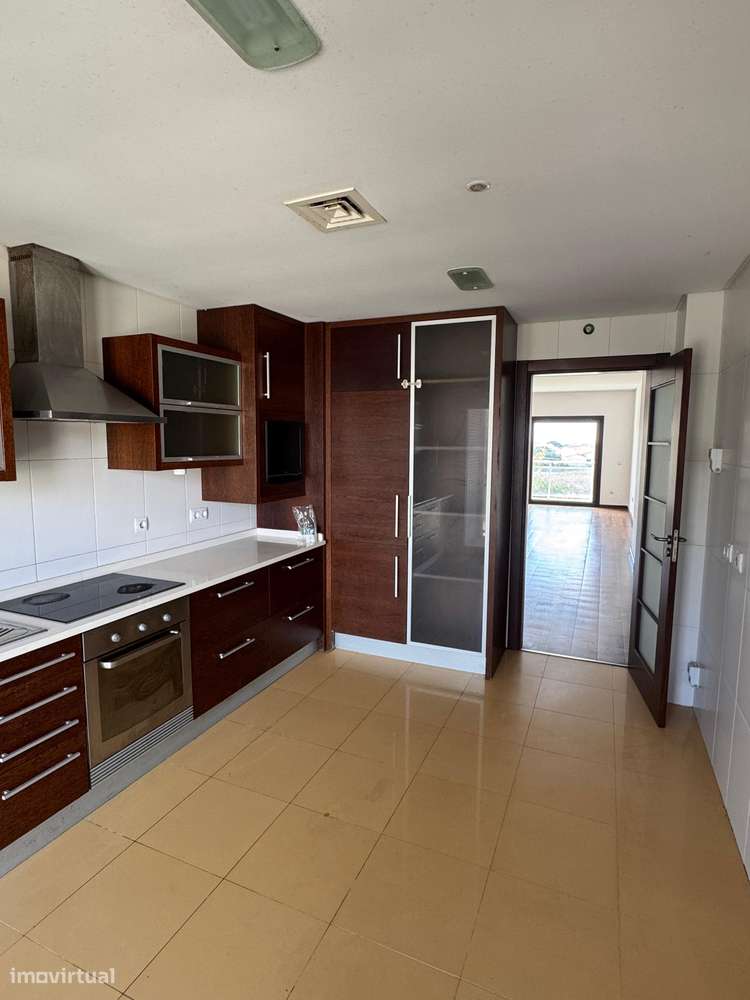 T4 com varanda, garagem e acessibilidade, 195m²-32