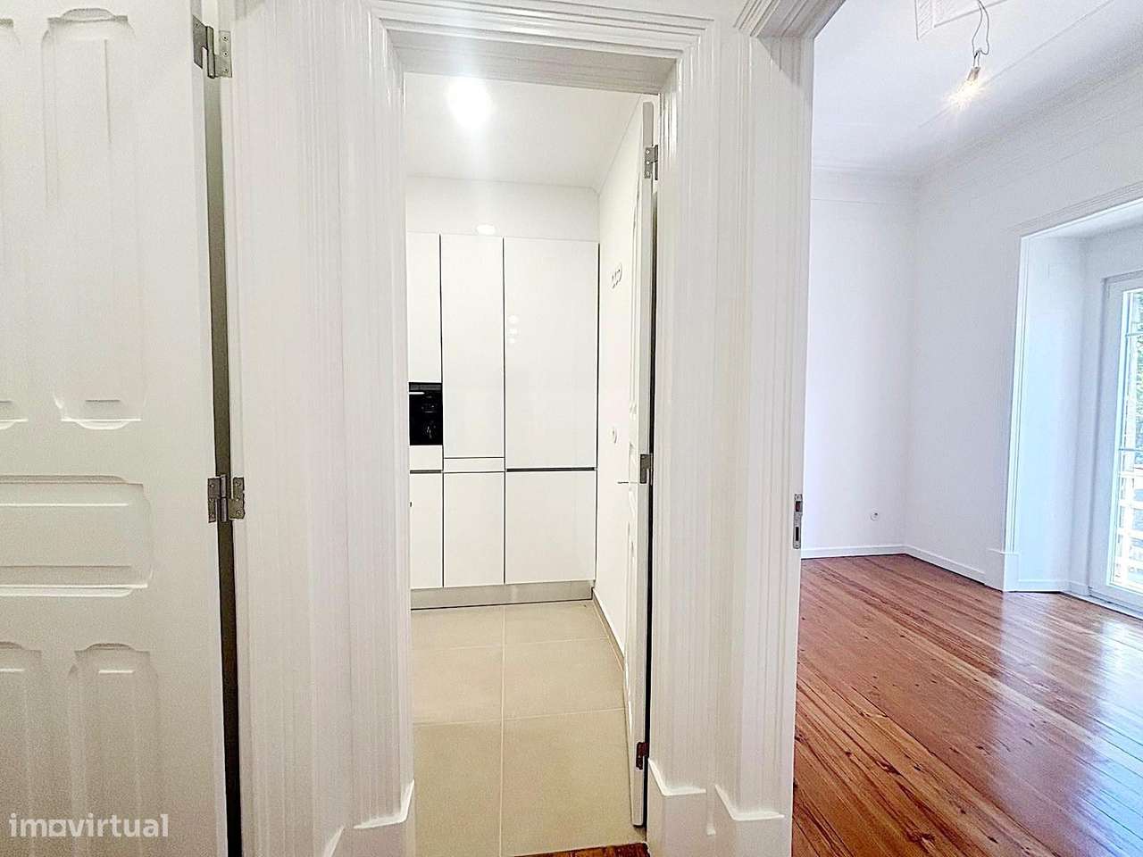 T3 totalmente remodelado com varanda na Av. General Roçadas!-24