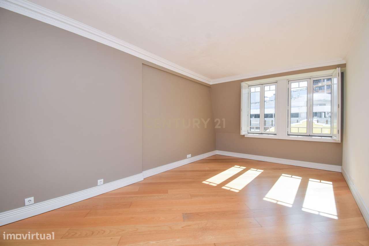 T2 C/Garagem e dois elevadores nas Av. Novas – Luz, Conforto e Localiz - Grande imagem: 2/24