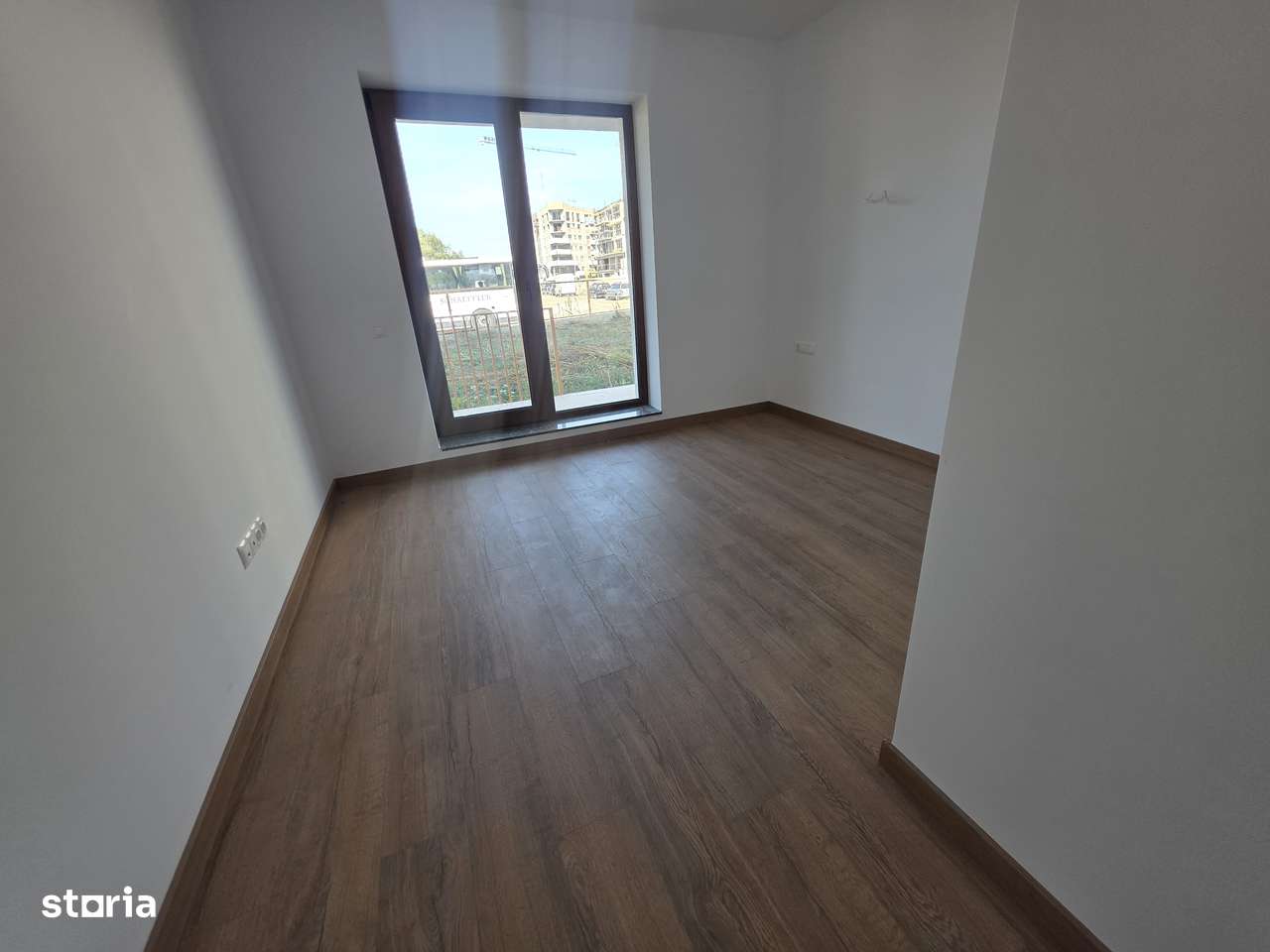 Vand apartament 2 camere cu gradina generoasa 190 mp zona Tractorul-7
