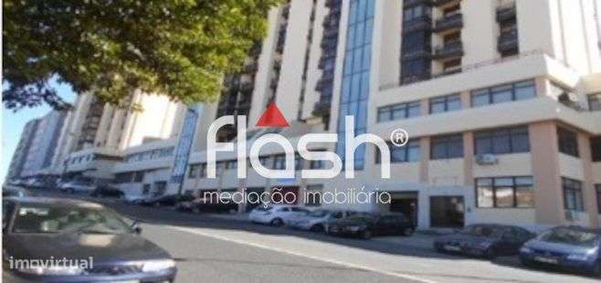 Arrendamento Espaço de loja/escritórios no Restelo - Grande imagem: 2/58