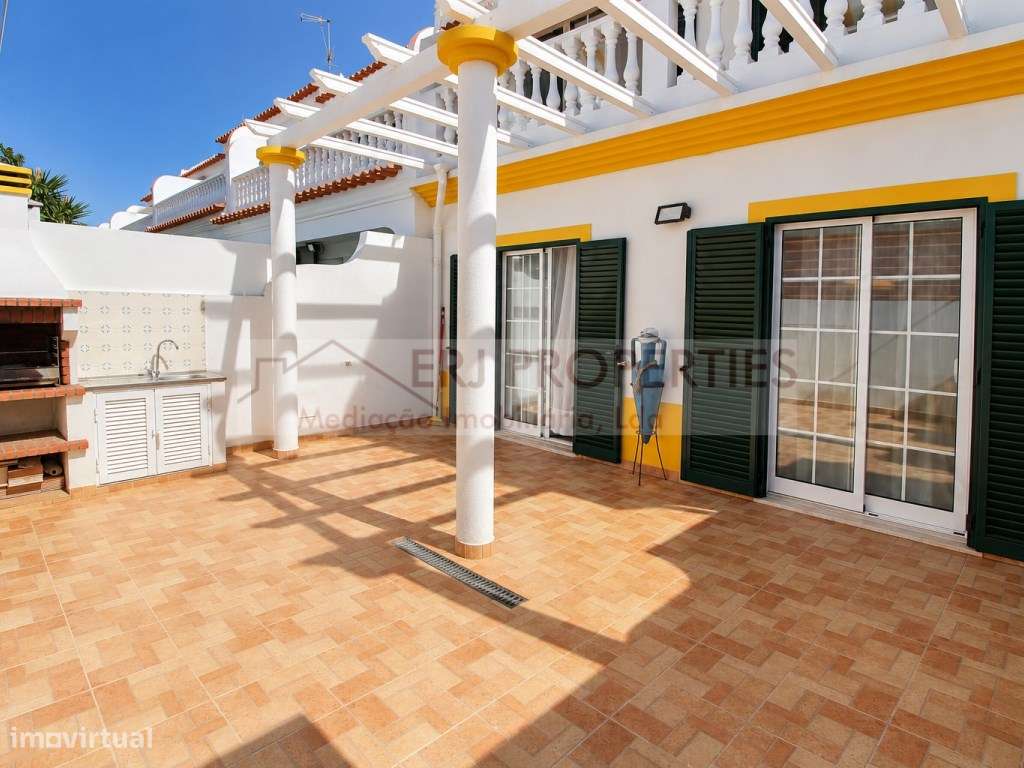 Moradia de Charme em Altura | 3 Quartos, Garagem e a 950 m da Praia-12