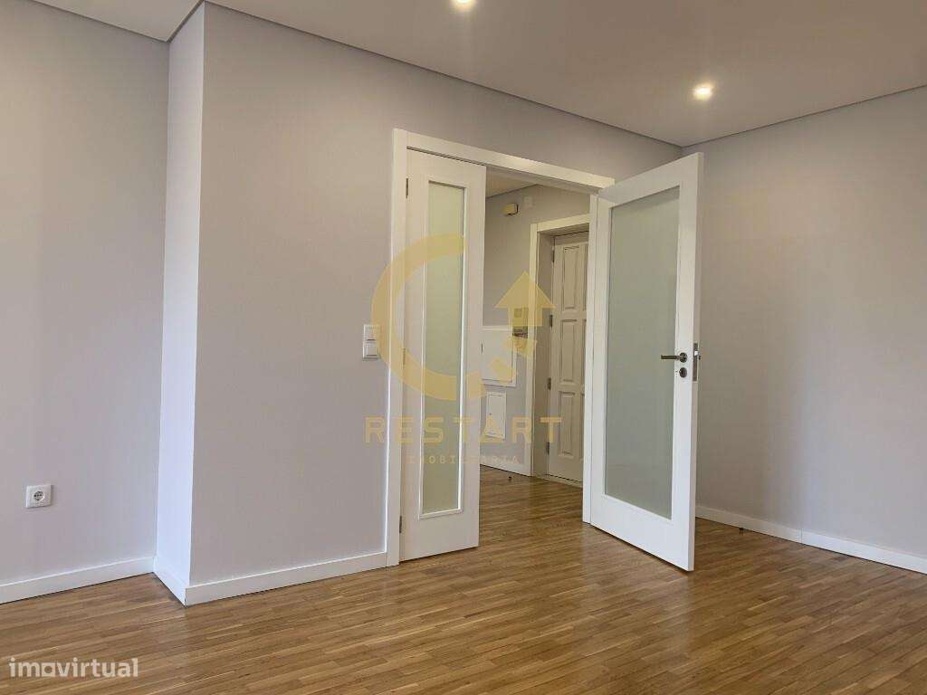 APT T2+1 Totalmente Renovado, suíte, cozinha equipada, lugar de garage - Grande imagem: 4/27