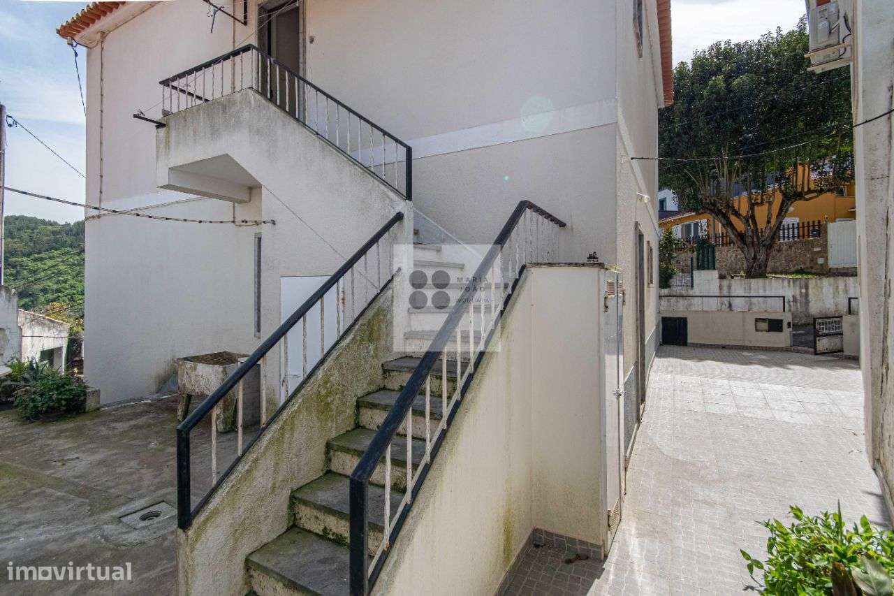 Moradia Bifamiliar, Quintal, Garagem, Local Sossegado.-6