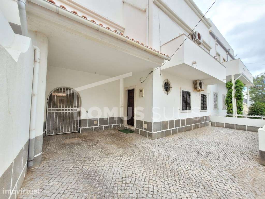 Moradia T5 localizada em zona central da cidade De Faro - Grande imagem: 3/25