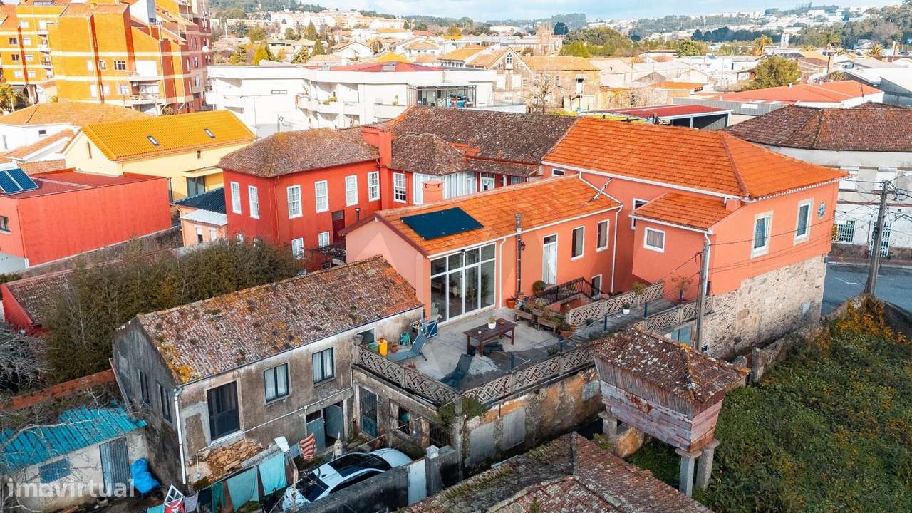 Moradia T4 isolada, renovada com charme histórico ( 1937) ,  T2 + Loja - Grande imagem: 3/46