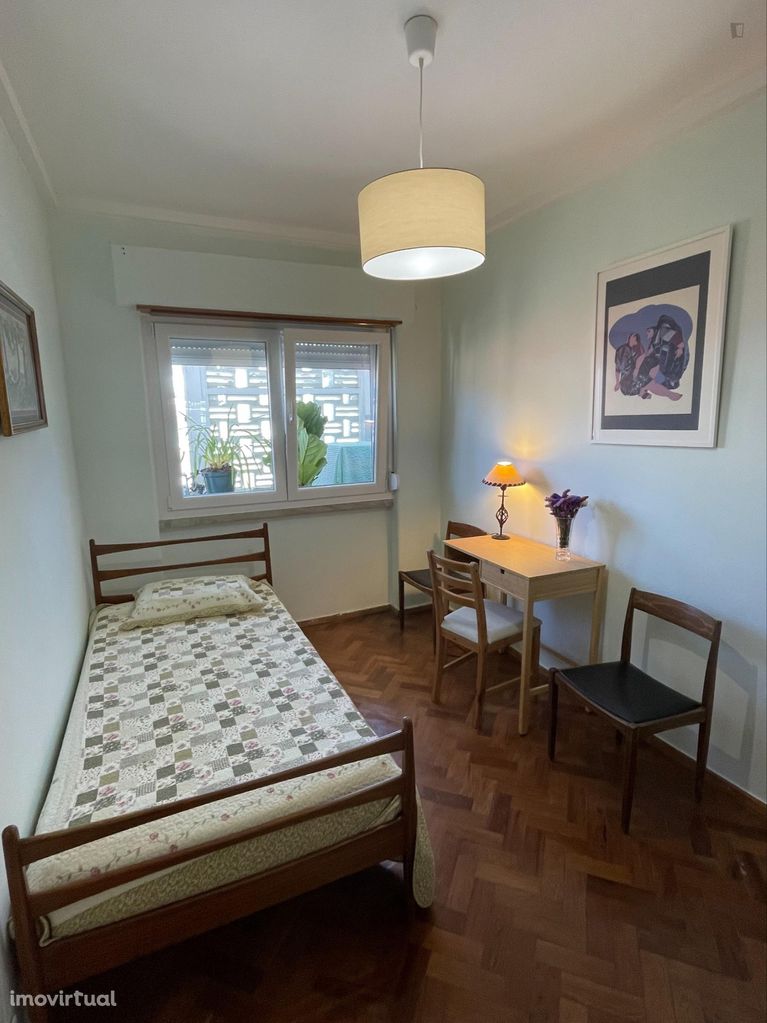 605888 - Quarto com cama de solteiro, com casa de banho privada, em...