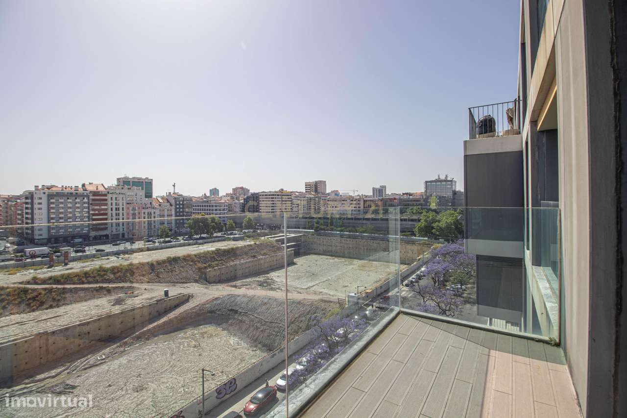 Apartamento T4 +1 com 272 m2 Vista Panorâmica em Lisboa e 3 Lugares de-3