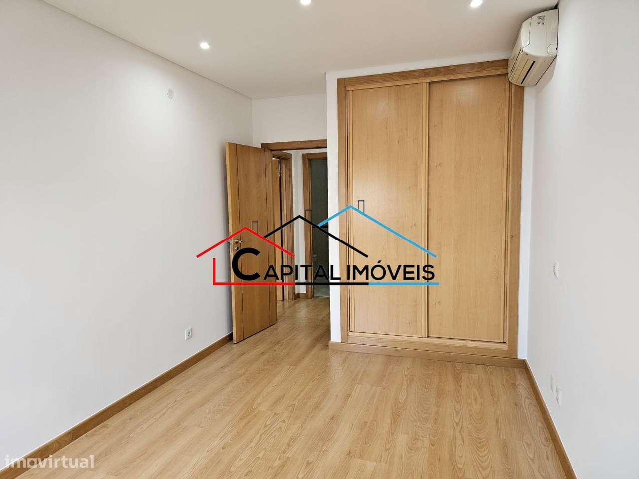 T3 com 4 Parqueamentos e Vista Desafogada-16