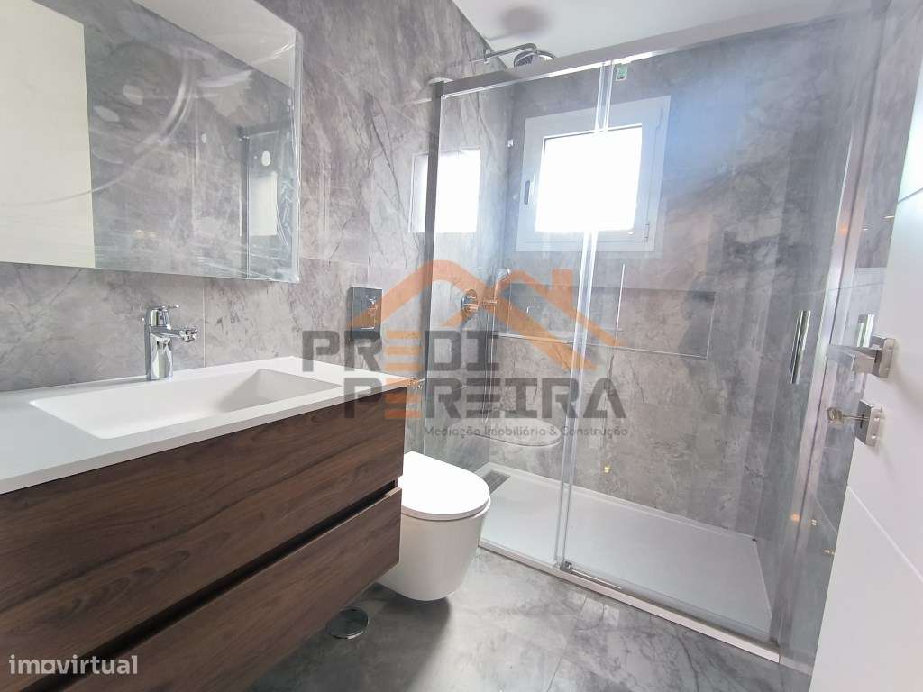 T2 com box e varandas, situado em Santo António dos cavaleiros. - Grande imagem: 5/19