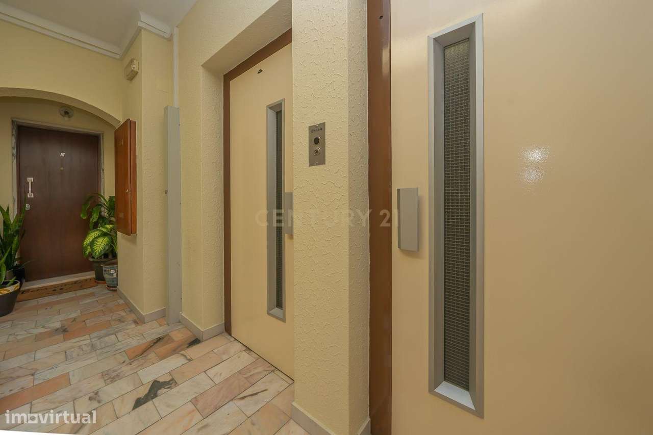 Apartamento Único com 268m2 no Último Andar com Terraço Extraordinário-36