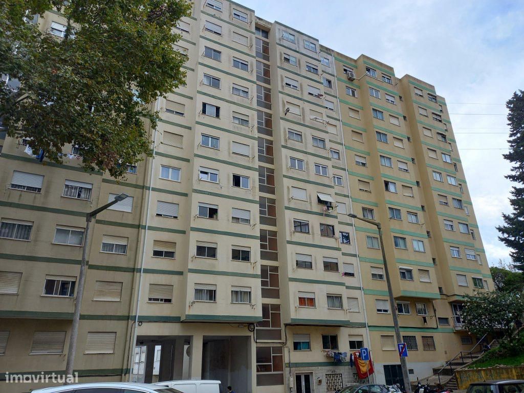 Apartamento T2 em ODIVELAS em remodelação, em prédio com elevador