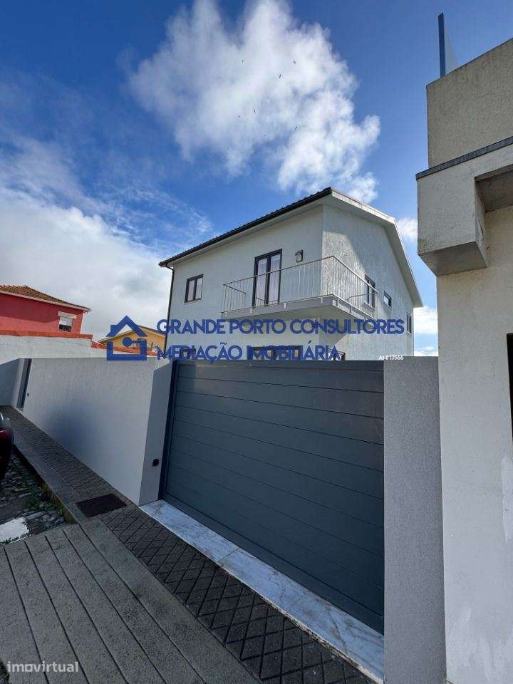 Moradia V4 c/piscina à praia da Memória-0