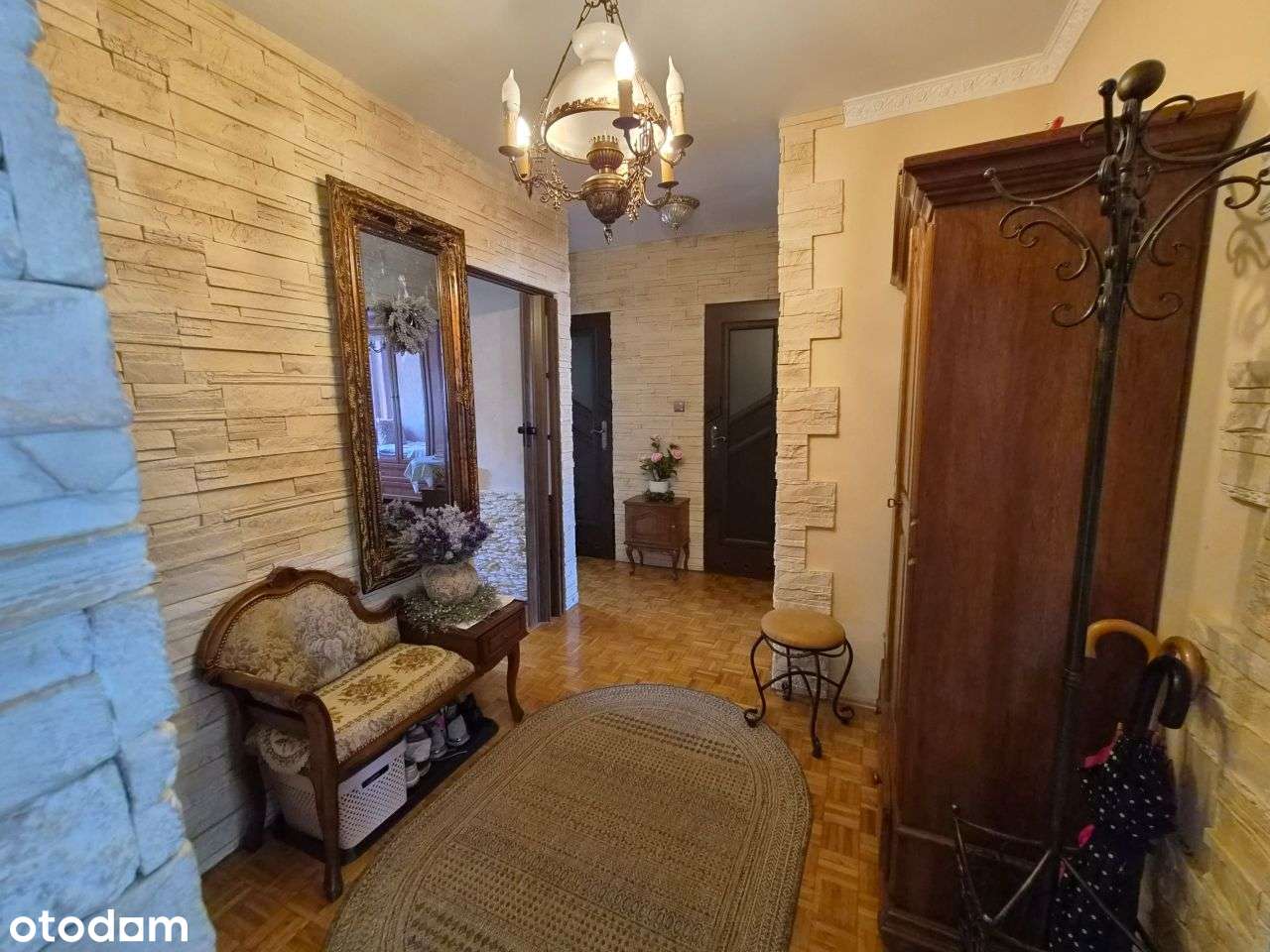 Klasyczna elegancja, dużo przestrzeni i gotowe do zamieszkania!-3