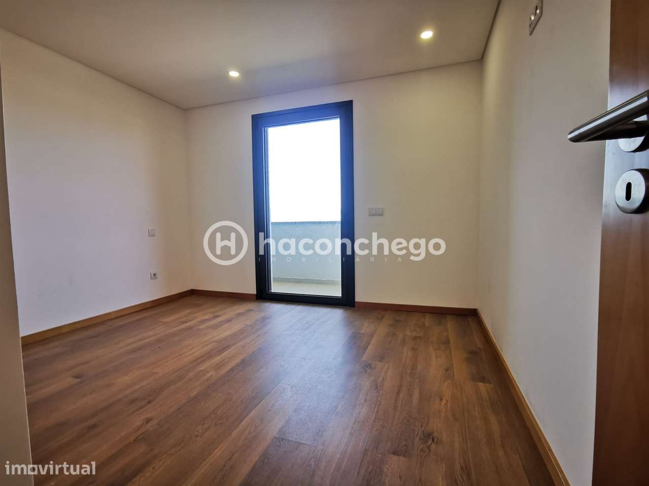 Apartamento T2 em São Verissimo com lugar de estacionamento privado-12