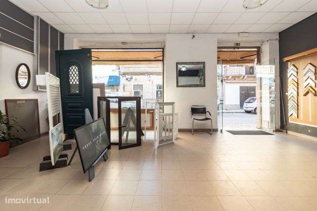 Prédio  2 Apartamentos 2 lojas Venda Barreiro-5