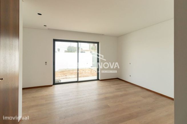 Moradia V3 Nova, Térrea e Isolada em Travanca - Santa Maria da Feira-11