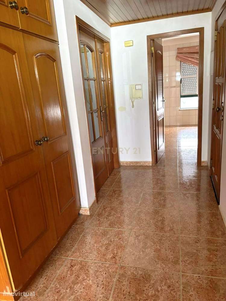 Apartamento T2 com Luz Natural e Localização Tranquila - Grande imagem: 3/14