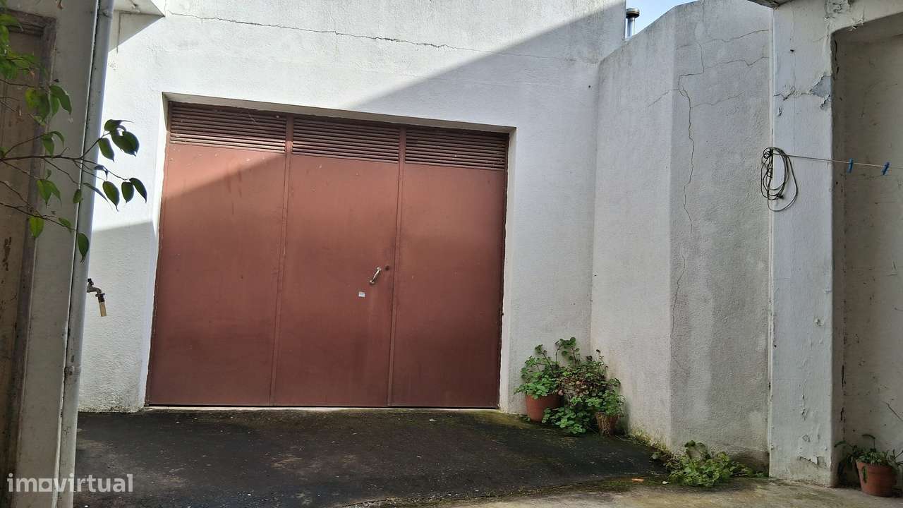 Moradia com Quintal, Garagem e Anexos no Coração de Coruche – Santarém-16