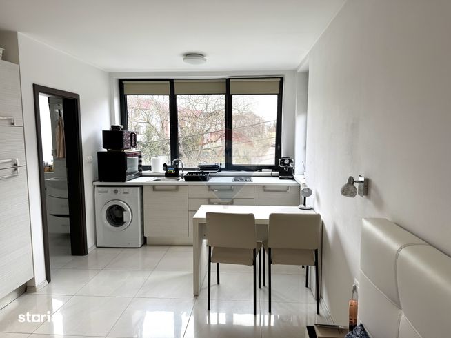 COMISION 0%, De vânzare: 2 apartamente + 4 garsoniere, Europa-8