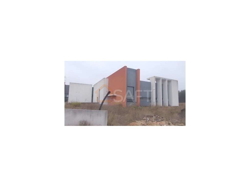 Salão de festas inacabado, com terreno de 25300m2 - Grande imagem: 5/13