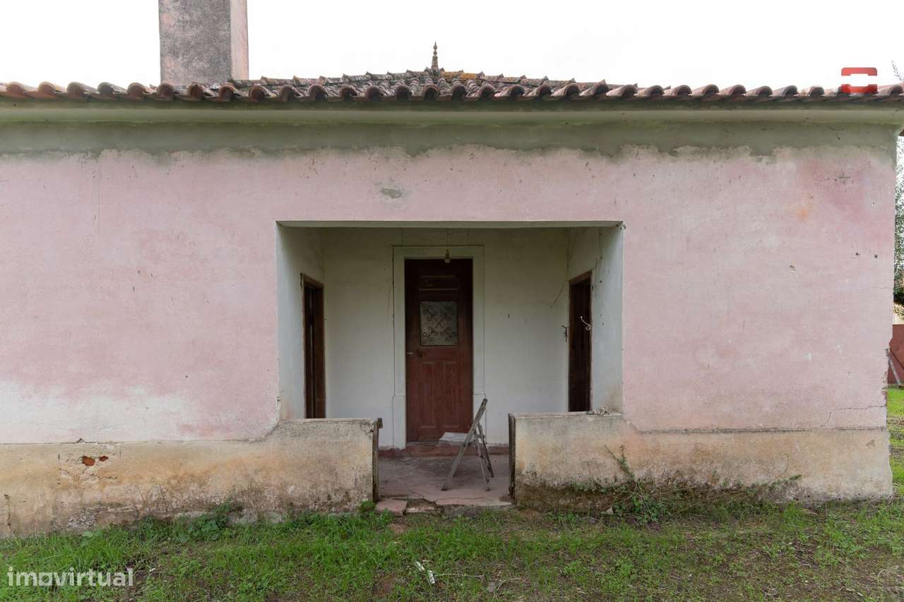 Excelente moradia térrea T3 para recuperar-2
