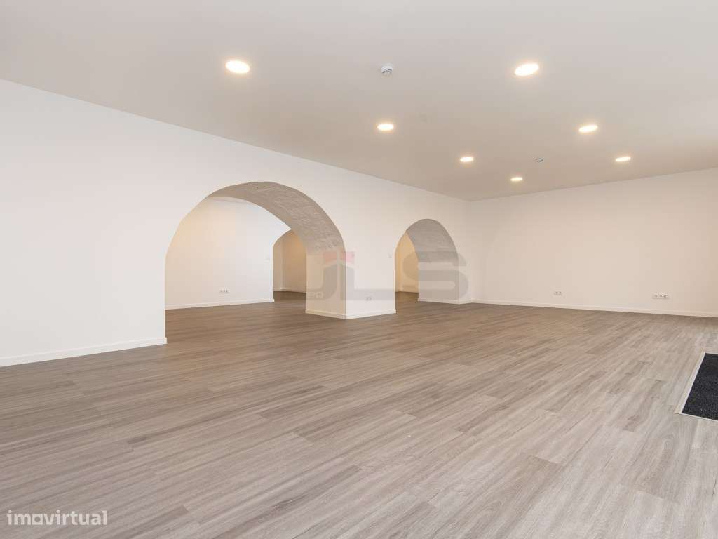 Arrendamento | Espaço Comercial Remodelado - Centro de Ponta Delgada - Grande imagem: 2/16