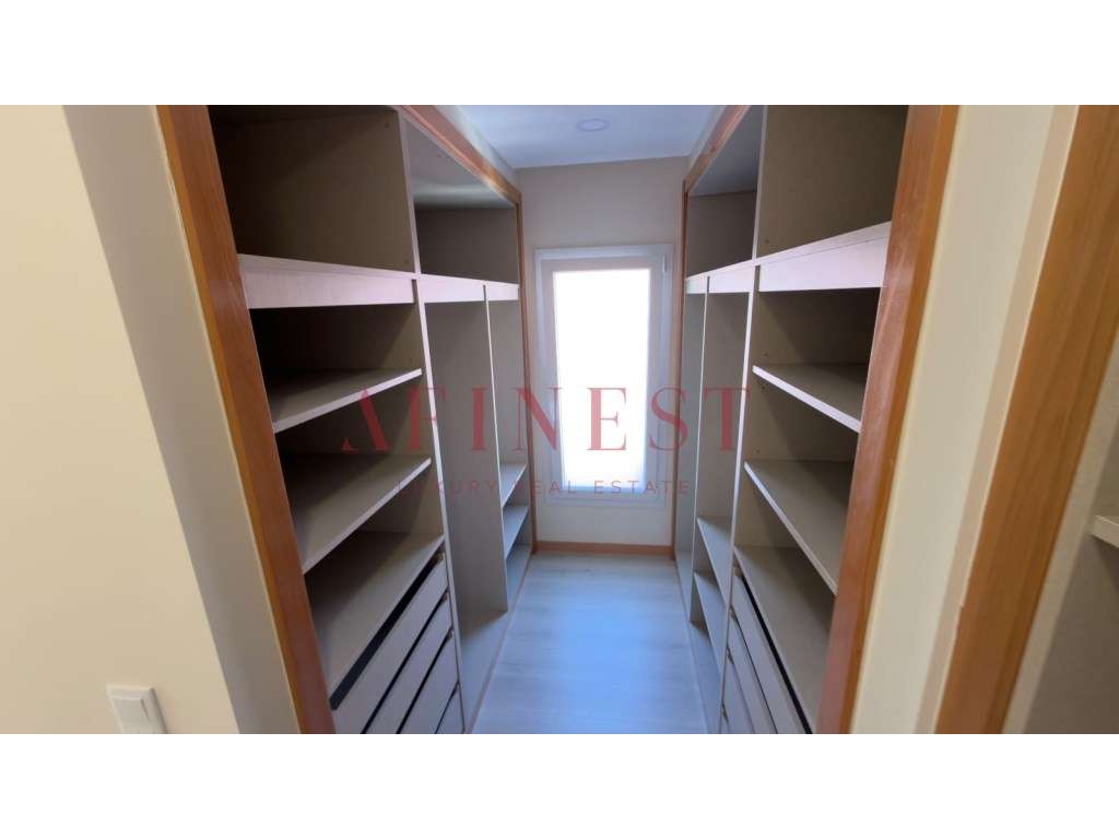 Moradia em Famões pensada para T4 | sala de 43 m² que dá 4.º quarto...-14
