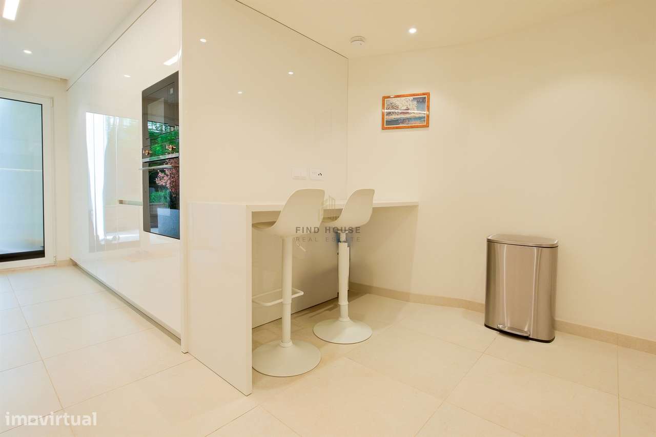 Apartamento T3 em condomínio privado, com terraços e garagem, no Prínc-23