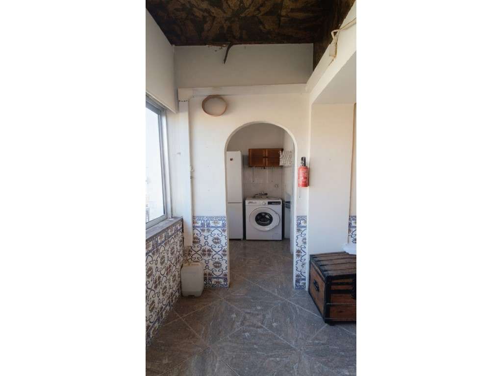 Apartamento T3 convertido em T2 - Paço de Arcos. Comboio.-12