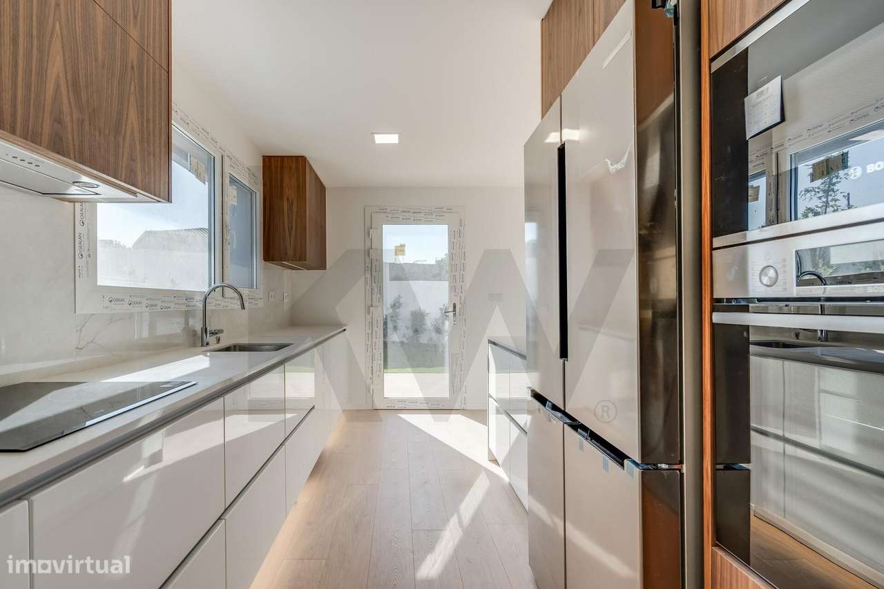 Moradia T4 (+1) em Condomínio Fechado em Cascais com jardim e piscina-7