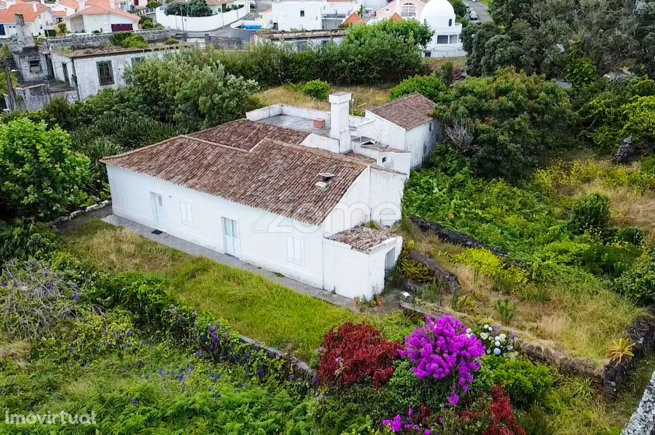 Moradia para reabilitar inserida num terreno com 4240m2