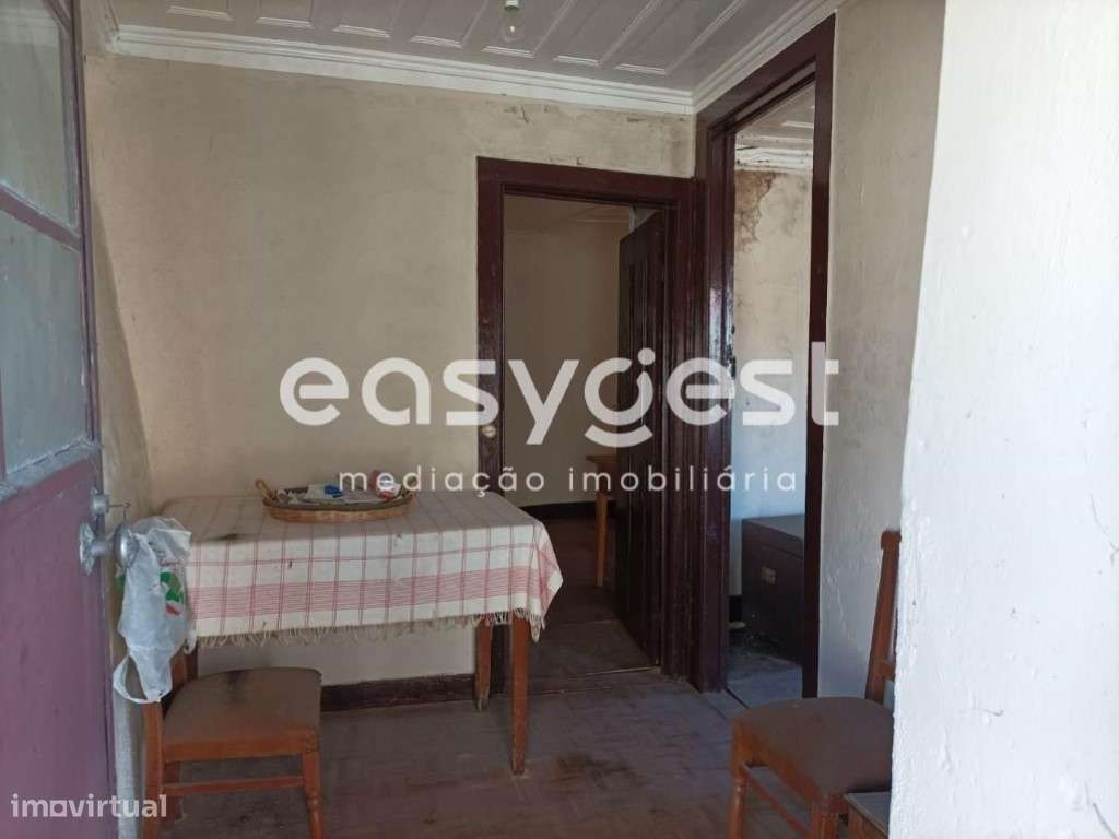 Moradia rústica em pedra para recuperar localizada em Fiais da Beira - Grande imagem: 4/13