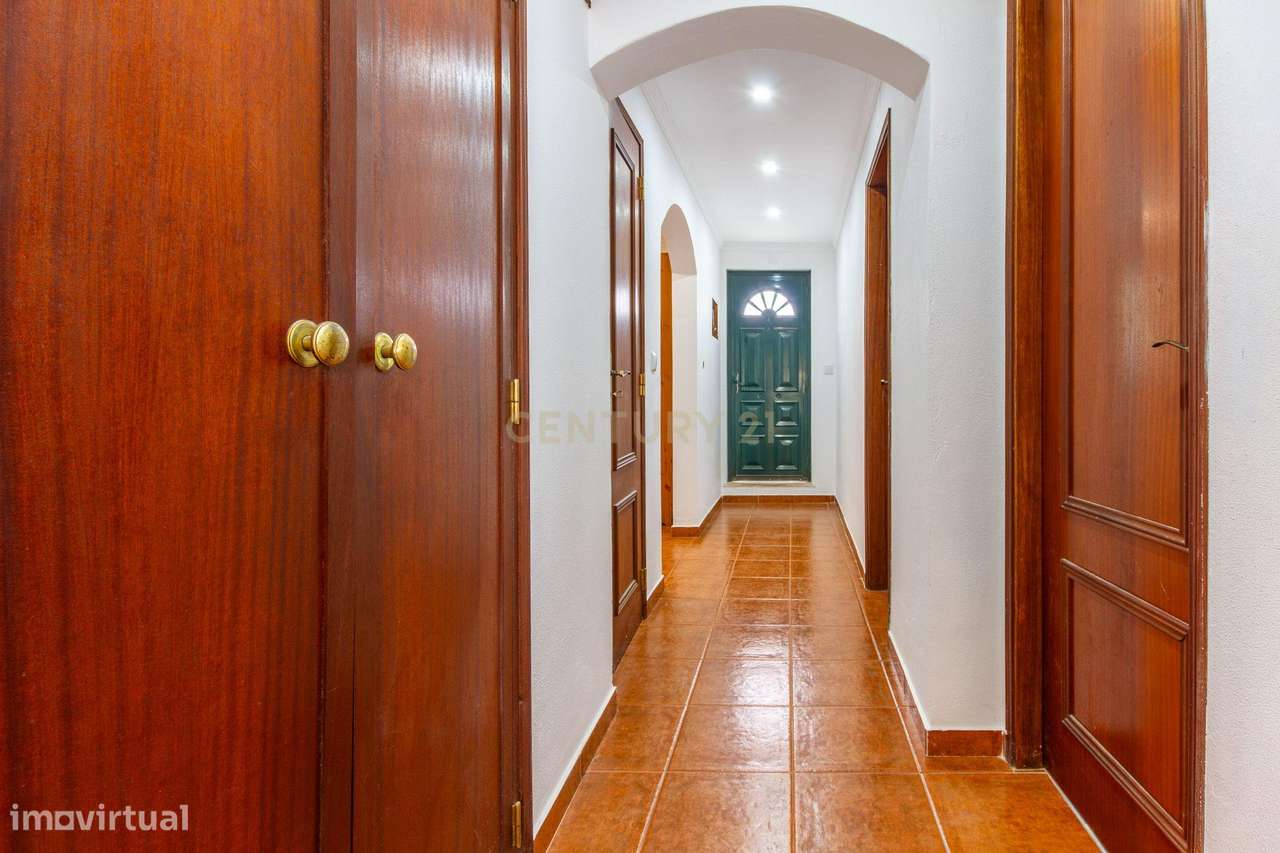 MORADIA BIFAMILIAR T2 + T2 COM GARAGEM E AMPLO ESPAÇO EXTERIOR.-15