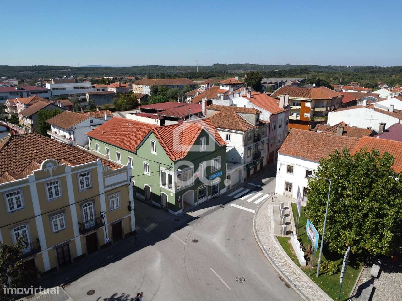 Apartamento T2 novo, com terraço privativo, no centro da Vila do Avela - Grande imagem: 2/23